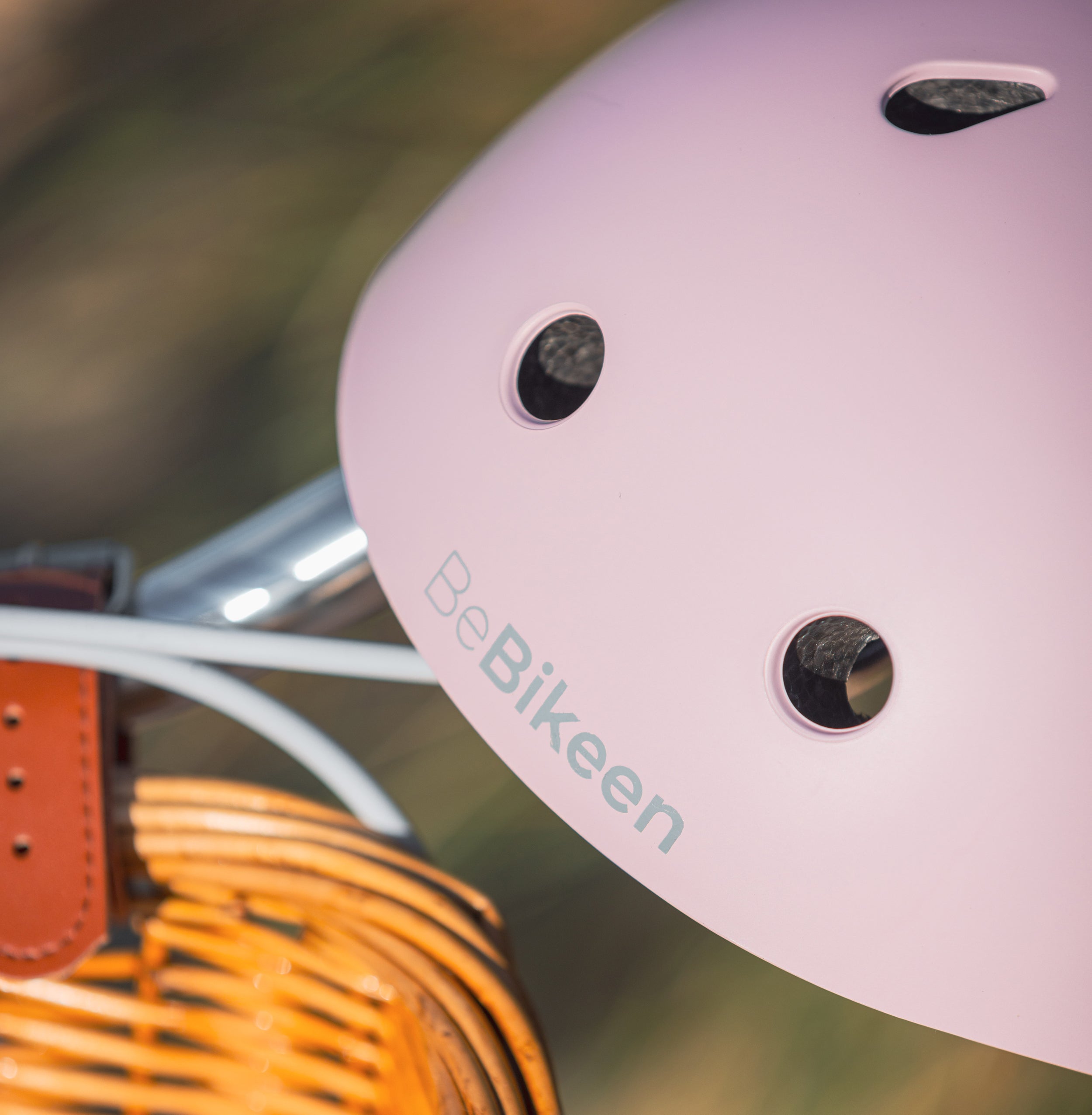Casque vélo enfant Bebikeen XS rose, pour enfants de 2 à 6 ans, avec un zoom sur le logo de la marque.