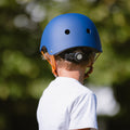 Garçon portant le casque vélo enfant BeBikeen XS bleu marine, 2 à 6 ans, vue arrière avec molette de réglage.