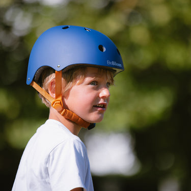 Garçon portant le casque vélo enfant BeBikeen XS bleu marine, 2 à 6 ans, vue de profil droit.