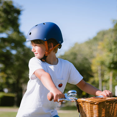 Garçon portant le casque vélo enfant BeBikeen XS bleu marine, 2 à 6 ans, vue de profil gauche.