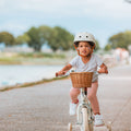 Fille portant le casque vélo enfant BeBikeen XS crème, 2 à 6 ans, sur vélo 12 pouces crème Bebikeen, vue de face.