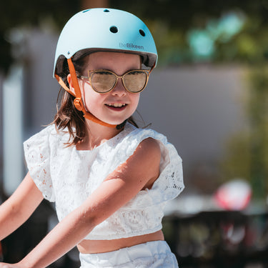 Fille de 6 ans portant le casque vélo BeBikeen XS turquoise.