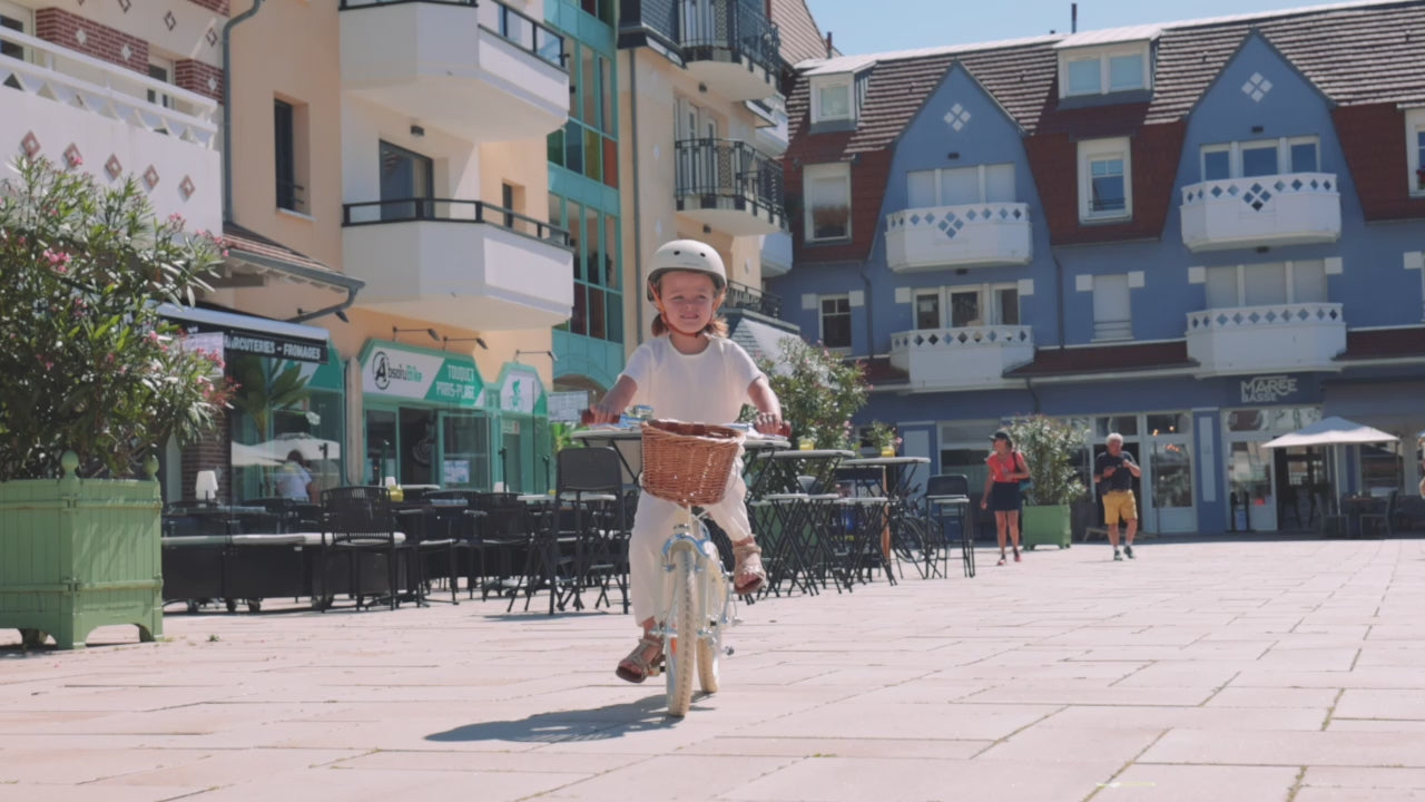 Vélo léger enfant BeBikeen 16 pouces crème – fille pédale avec aisance