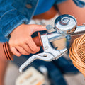 Détail du vélo enfant Bebikeen 12 pouces bleu marine : poignée de frein chromée adaptée aux mains d’enfant et élégante sonnette chromée.