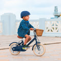 Garçon de 3 ans roule facilement sur le vélo léger Bebikeen 12 pouces bleu marine au Touquet. Vélo profil droit sans roues stabilisatrices.