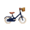 Vélo enfant Bebikeen 12 pouces bleu marine pour enfants de 2 à 4 ans, léger, élégant et sûr, avec panier en osier naturel, vue de profil droit.