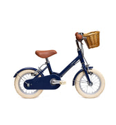 Vélo enfant Bebikeen 12 pouces bleu marine pour enfants de 2 à 4 ans, léger, élégant et sûr, avec panier en osier naturel, vue de profil droit.