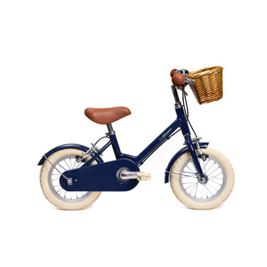 Vélo enfant Bebikeen 12 pouces bleu marine pour enfants de 2 à 4 ans, léger, élégant et sûr, avec panier en osier naturel, vue de profil droit.