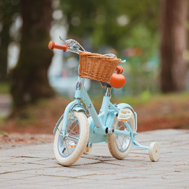 Vélo léger enfant Bebikeen 12 pouces bleu turquoise lumineux, 2 à 4 ans, vue de face avec panier avant.