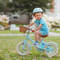 Garçon de 3 ans roule dans un jardin sur le vélo Bebikeen léger 12 pouces bleu turquoise lumineux, adapté aux 2 à 4 ans.