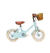 Vélo enfant Bebikeen 12 pouces bleu turquoise pour enfants de 2 à 4 ans, léger, élégant et sûr, avec panier en osier naturel, vue de profil droit.