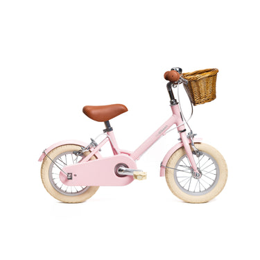 Vélo enfant Bebikeen 12 pouces rose pour enfants de 2 à 4 ans, léger, élégant et sûr, avec panier en osier naturel, vue de profil droit.