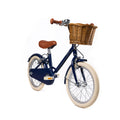 Vélo enfant Bebikeen 16 pouces bleu marine léger, 4 à 6 ans, vue 3/4 avant avec élégant panier en osier naturel.