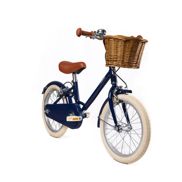 Vélo enfant Bebikeen 16 pouces bleu marine léger, 4 à 6 ans, vue 3/4 avant avec élégant panier en osier naturel.