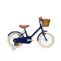 Vélo enfant Bebikeen 16 pouces bleu marine léger, 4 à 6 ans, profil droit équipé de roues stabilisatrices et panier en osier naturel.