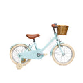 Vélo léger enfant Bebikeen 16 pouces bleu turquoise, 4 à 6 ans, profil droit avec roues stabilisatrices et panier en osier naturel.